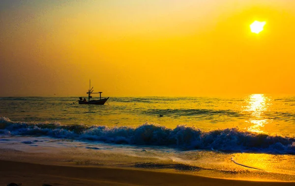 Sabah sahilde. Güzel gün batımı bir fishermans ve tekne, bir Beach, sabah, akşam güneş ışığı ile. Sunrise beach Hua Hin üzerinde.