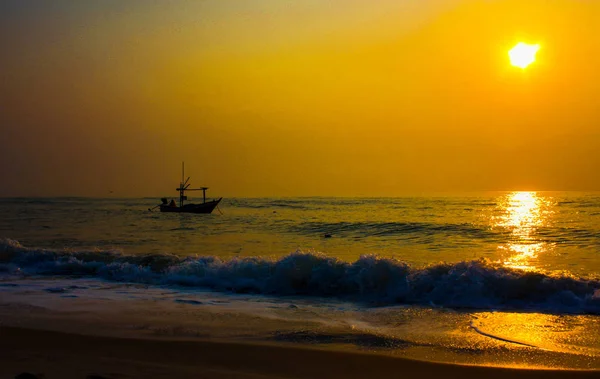Morgen Strand Schöner Sonnenuntergang Mit Einem Fischer Und Seinem Boot — Stockfoto