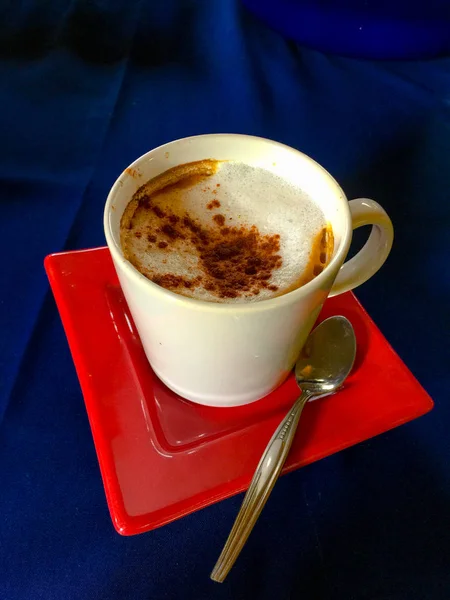 Nahaufnahme Einer Köstlichen Tasse Kaffee Roter Teller Blauer Hintergrund Tasse — Stockfoto