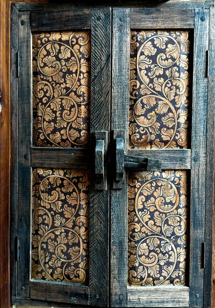Antika ahşap pencere, Asya ahşap işçilik, eski ahşap pencere eşiği. Güzel sanat boya Wood Tay arpacık işçilik