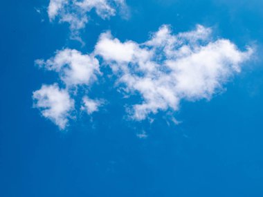 Mavi gökyüzünde bulutlar. Oksijen, ortam. Bir bulutlu gökyüzü mavi bir arka plan. 