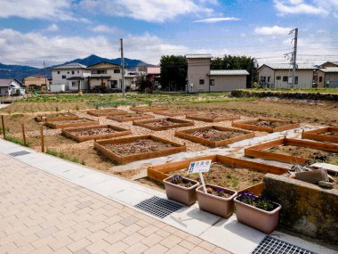 Yakın çekim çiftlik Town Japonya. En az çiftlik çiftlik town, Shimoyoshida Japonya, bulut ve mavi gökyüzü backgroud. Nisan ayında hasat ve toprak hazırlığı