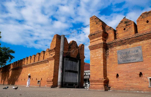 Tayland Chiang Mai Thapae Kapısı. Yol, otel. Thapae Kapısı, Chiang Mai'nin eski surlarla çevrili şehre ana girişidir. Günler geçtikçe, tüccarların, diplomatların ve misafir keşişlerin şehirde işleri olduğunda geçtikleri kapıydı..