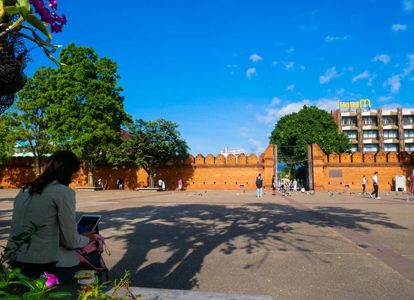 Tha-Phae kapısı Chiang Mai. Mimari, simgesel yapılar, Chiang Mai Morning Street, Tayland. Tha Phae Gate Turistler, chiang mai, tayland, Chiang Mai Downtown sokak, Kuzey Tayland. 2018 yılında