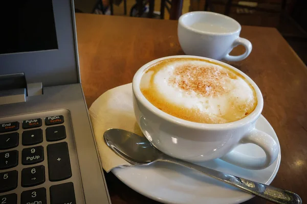 Φλυτζάνι Του Cappuccino Και Laptop Ξύλινο Τραπέζι Cafe Ανοιχτή Πληκτρολόγιο — Φωτογραφία Αρχείου