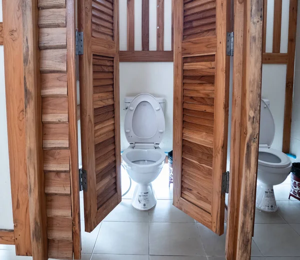 Dinlenme odasında, teak ahşap dinlenme odası, güzel dinlenme odası tuvalette temiz beyaz beyaz tuvalet