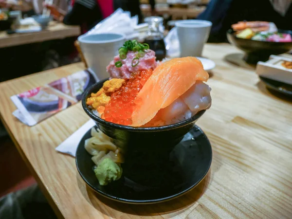 Sashimi taze deniz ürünleri, Sasimi gıda kase ahşap doku, Sashimi taze çiğ somon ve pirinç Japon geleneği food restoran karaca
