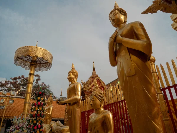 Buda Chiang Mai, Buda Chiang Mai Tayland Doi Sutep tapınağında bir ayakta duran