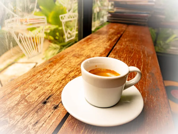 Espresso kahve, kahve ahşap masa üzerinde. Geleneksel, ısı. Fincan espresso kahve bir kafede ahşap masa üzerinde