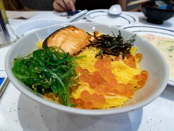 Sashimi taze deniz ürünleri, Sashimi taze çiğ somon ve karaca pirinç. Kültür, gelenek. SASİMİ gıda kase, Sashimi taze çiğ somon ve pirinç Japon geleneği food restoran karaca