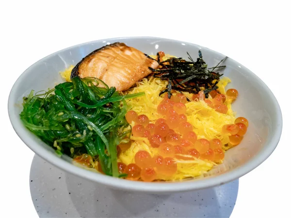 Sashimi taze deniz ürünleri, Sashimi taze çiğ somon ve karaca pirinç. Kültür, gelenek. SASİMİ gıda kase beyaz izole, Sashimi taze çiğ somon ve pirinç Japon geleneği food restoran karaca