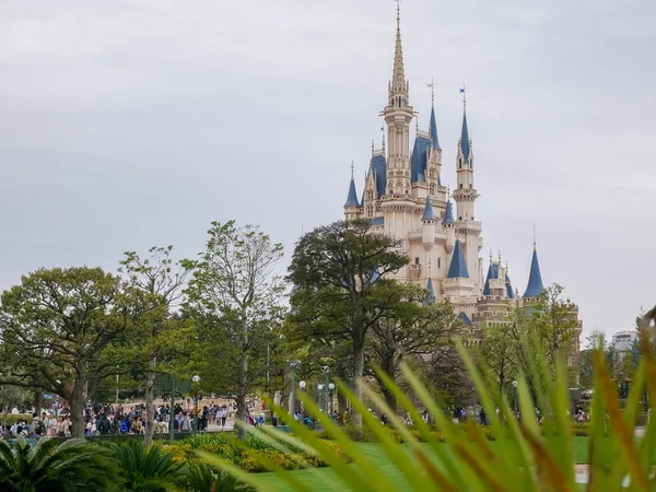 Pohled Hrad Popelka Pozadí Disnyland Tokio Japonsko Dubnu 2018 — Stock fotografie