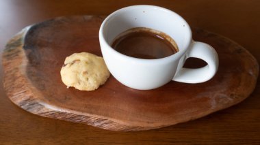 Sıcak kahve. Bir fincan sıcak kahve. Ahşap masada espresso kahve ve bisküvi
