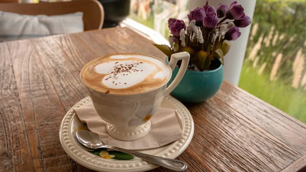 Sıcak kahve. Bir fincan sıcak kahve. Ahşap masada espresso kahve ve bisküvi