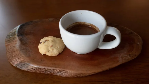 Sıcak kahve. Bir fincan sıcak kahve. Ahşap masada espresso kahve ve bisküvi