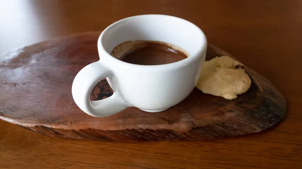 Sıcak kahve. Bir fincan sıcak kahve. Ahşap masada espresso kahve ve bisküvi