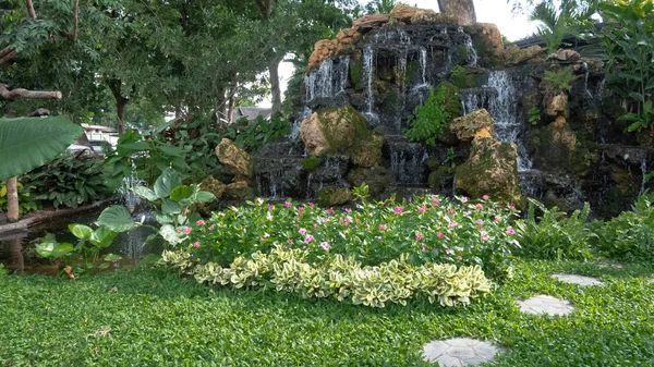 Wasserfall Tropischen Garten Blick Auf Den Garten Wasserfall — Stockfoto