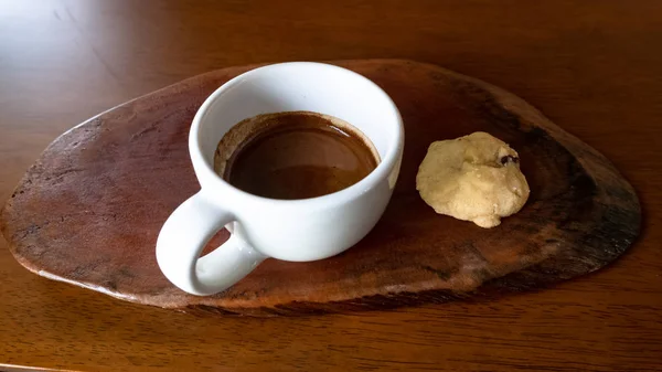 Sıcak kahve. Bir fincan sıcak kahve. Ahşap masada espresso kahve ve bisküvi
