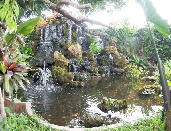 热带花园中的瀑布 花园瀑布景观 — 图库照片