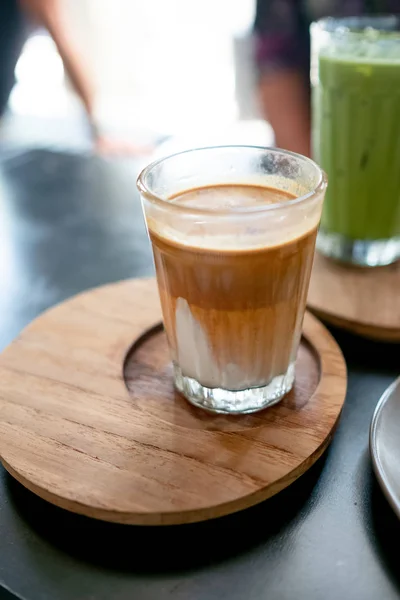 Cappuchino Καφέ Λευκό Κύπελλο Σκοτεινό Φόντο Γυάλινα Είδη Καπουτσίνο Ξύλινο — Φωτογραφία Αρχείου