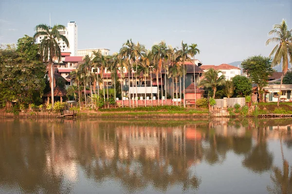 Chiang Mai Tayland 'da Mae Ping Nehri' ne en yakın otellerde. Nehir şehri. Temiz, yansıma. Chiang Mai şehir manzarası, Tayland 'ın kuzey bölgesindeki en ünlü nehir olan Mae Ping nehrinden resmedilmiştir.