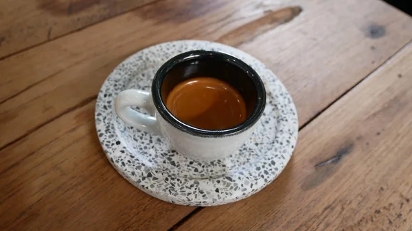 Καφές Και Πιατάκι Στο Καφέ Καφετιέρα Πάνω Όψη Ξύλινο Τραπέζι — Φωτογραφία Αρχείου