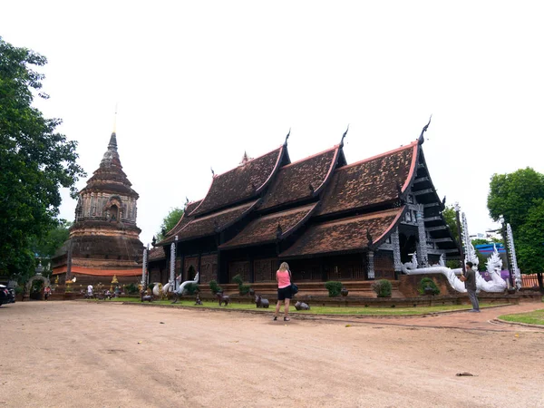 Wat Lokmolee Chiang Mai Tayland. Meditasyon, kuleler.