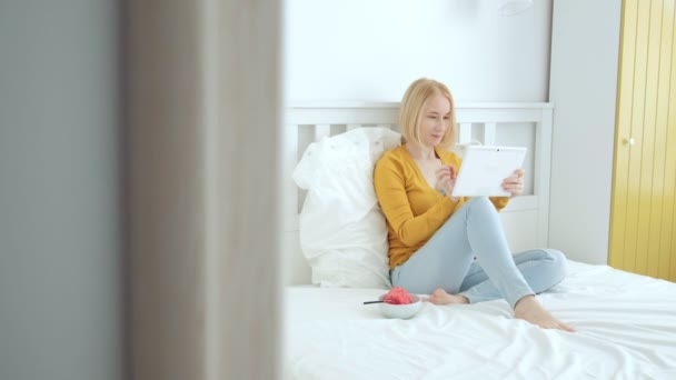 Schöne Europäische Veganerin Sitzt Auf Dem Bett Und Surft Mit — Stockvideo