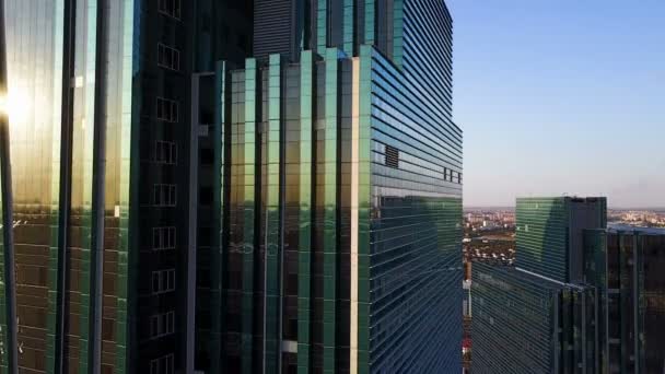 Rascacielos Astana disparados en helicóptero de cámara voladora. Vista aérea al atardecer de la ciudad . — Vídeo de stock