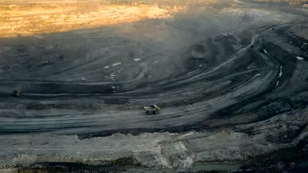 Una cantera aérea disparada desde un dron. Vehículos industriales. Concepto minero Opencast . — Vídeo de stock