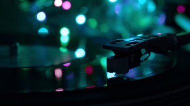 Pikap plak çalar üzerinde çalışan vinil disk. Neon noir soğuk ışık arka plan.