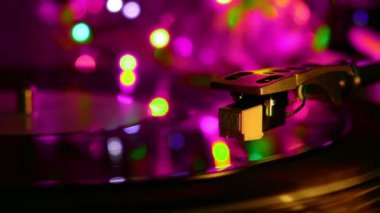 Vinil kayıt disk iplik oynadı. İğne disk üzerinde bırakır. Mavi Işık Ampüller.