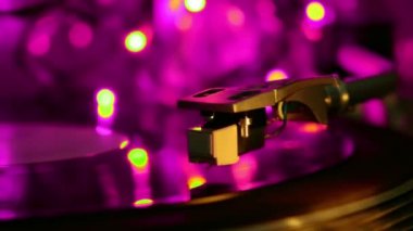 Vinil kayıt disk iplik oynadı. Bir arka plan atmosfer moody mavi ışık.