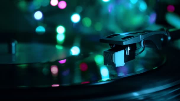 Platenspeler voor vinyl. Drops breinaald. Nacht koud neonlicht achtergrond. — Stockvideo