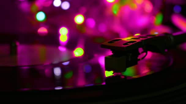 Vinyl recrod tocó el disco giratorio. Atmósfera luz ciana sobre un fondo . — Vídeo de stock