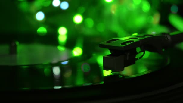 Skivspelare skivspelare snurrar vinyl skiva. Giftiga grönt ljus bakgrund. — Stockvideo