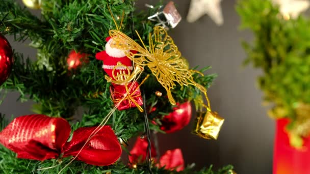Kerstboom Met Een Kerstman Een Vlinder Rode Ballen — Stockvideo
