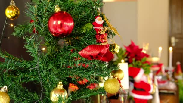 Decoración Del Árbol Navidad Con Bolas Rojas Doradas Santa Claus — Vídeos de Stock