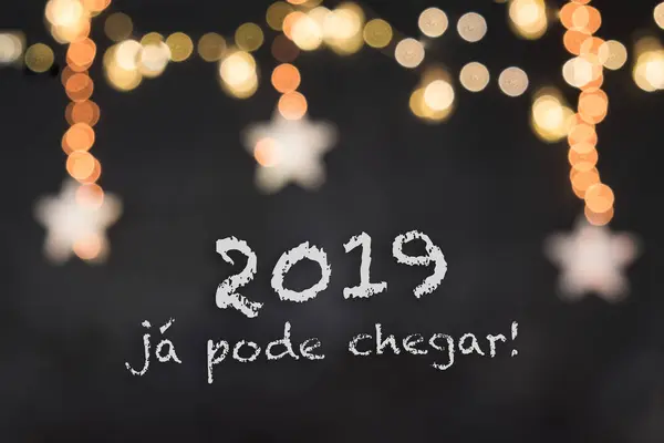 2019 ja pode chegar Portekizce anlamına gelir 2019 zaten bulanık yıldız ve ışık ile siyah arka plan ulaşabilirsiniz