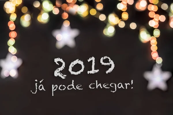 2019 ja pode chegar Portekizce anlamına gelir 2019 zaten bulanık yıldız ve renkli ışık ile siyah arka plan ulaşabilirsiniz