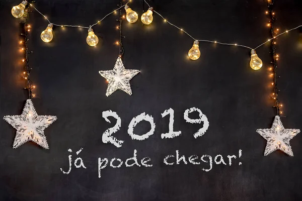 2019 ja pode chegar Portekizce anlamına gelir 2019 zaten beyaz yıldızlar ve sarı ışık ile siyah arka plan ulaşabilirsiniz
