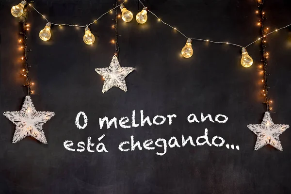 o melhor ano esta chegando Portekizce anlamına gelir en iyi yıl beyaz yıldızlar ve sarı ışık ile siyah arka plan geliyor