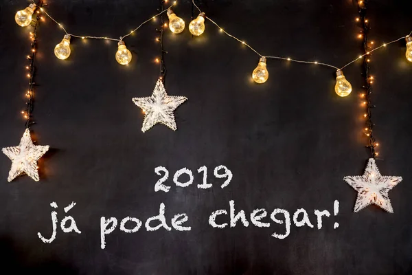 o melhor ano esta chegando Portekizce anlamına gelir en iyi yıl beyaz yıldızlar ve sarı ışık ile siyah arka plan geliyor