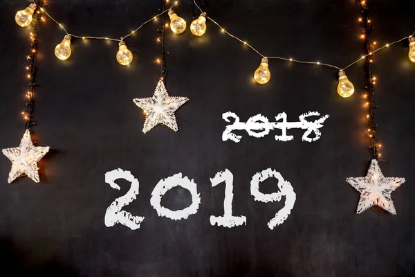 2018 ve 2019 sarı lambaları ve yıldız ile siyah arka plan üzerinde striked