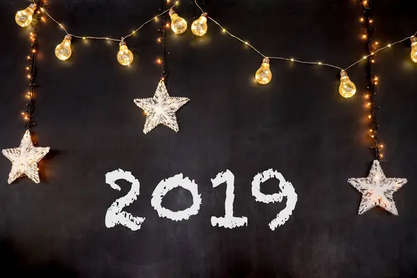 2019 metin sarı lambaları ve yıldız ile siyah arka plan