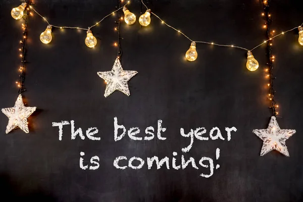 En iyi yıl metin yıldız ve lambalar ile siyah arka plan geliyor
