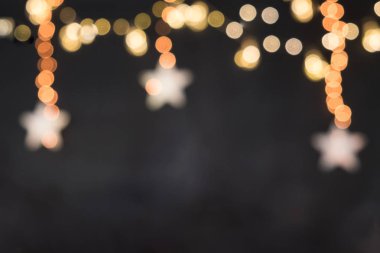 siyah arka plan bulanık sarı yıldız ve bir kartpostal için ışıkları ile