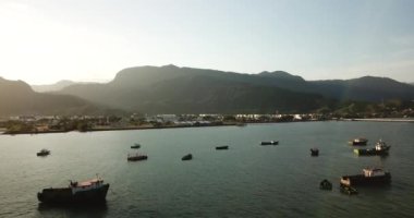 Sao Sebastiao 'nun Sao Paolo, Brezilya' daki teknelerinin hava manzarası.