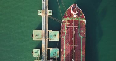 Petrol gemisinin Ilhabela Sao Paulo Brezilya limanına yanaştığı hava görüntüsü,