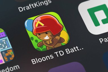 London, Büyük Britanya - 29 Eylül 2018: simge bir iPhone mobil App Bloons Td savaşlar Ninja kivi üzerinden.